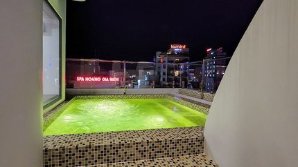 Hồ Bơi Ngoài Trời