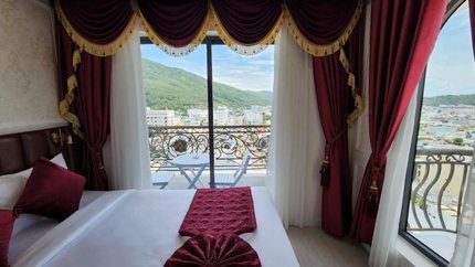 Giường ngủ rộng, trang trí bắt mắt