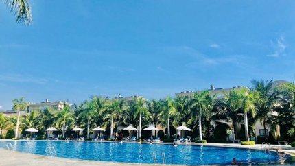 Bể bơi ngoài trời tại khu nghỉ dưỡng