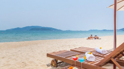 Bãi biển riêng Diamond Bay Nha Trang Hotel 5 sao