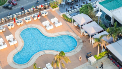 Bể bơi tại Diamond Bay Hotel