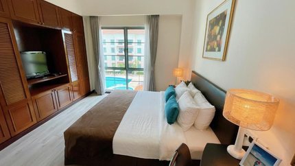 Phòng ngủ với view hướng ra bể bơi