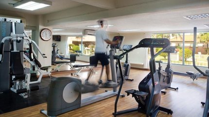 Phòng gym với đầy đủ máy tập