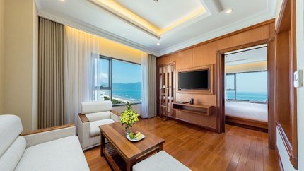 Trong phòng có phòng khách với đầy đủ tiện ích