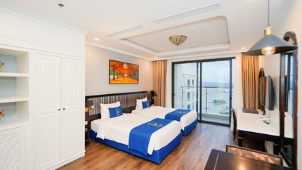 Căn phòng cổ điển, kết hợp màu trắng và màu gỗ