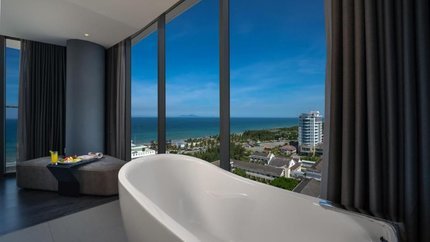 Phòng được trang bị bồn tắm cho khách thư giãn