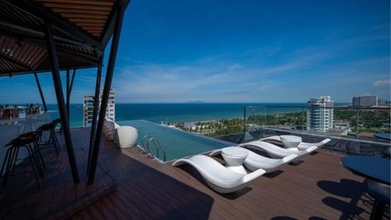 Bể bơi kết hợp với quầy bar