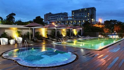 Khu vực bể bơi rộng rãi