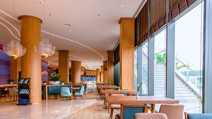 Không gian sang trọng với cửa kính lớn