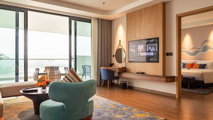 Phòng khách lớn với ban công hướng biển