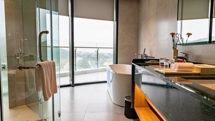 Phòng tắm với vách kính lớn