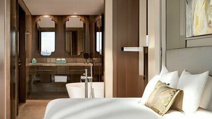 Nhà vệ sinh có bồn tắm sang chảnh