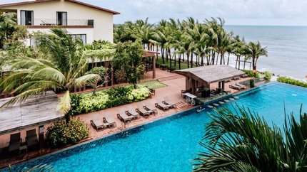 Phòng có view rộng hướng ra phía hồ bơi