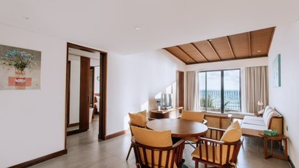 Phòng khách được thiết kế sang trọng , view hướng ra biển