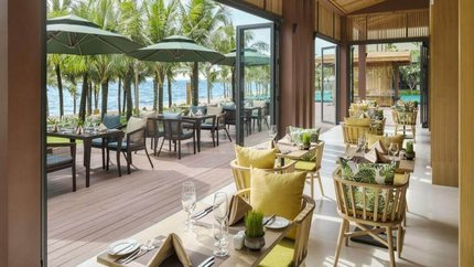 Sảnh cafe hướng ra biển