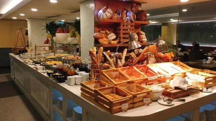 Quầy buffet với đa dạng món ăn