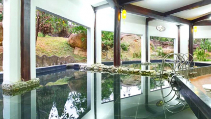 Hồ bơi trong nhà Ebisu Onsen Resort Da Nang