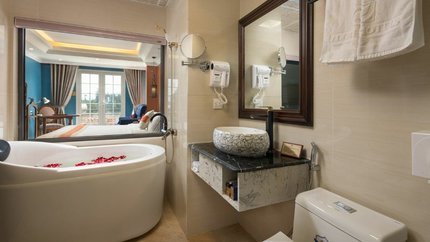 Phòng vệ sinh có bồn tắm sang trọn và hiện đại