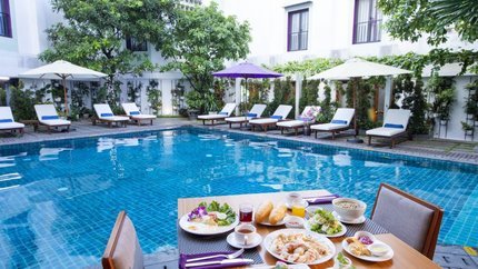 Nhà hàng với view hồ bơi lãng mạn