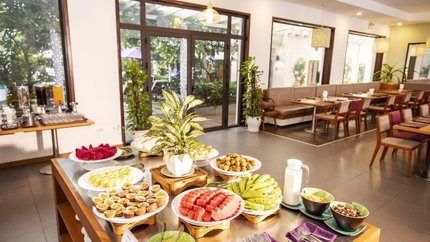 Quầy buffet với đa dạng các món