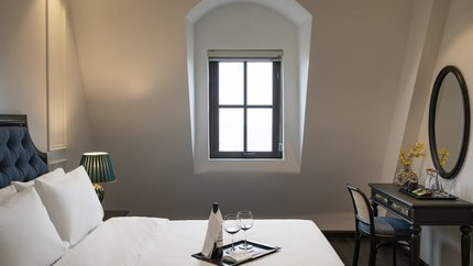 Phòng được trang trí đơn giản nhưng tinh tế