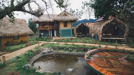 Sân vườn với nhiều cảnh đẹp dễ dàng cho du khách chụp ảnh check in