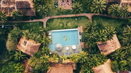 Toàn cảnh khách sạn cùng bể bơi từ trên cao