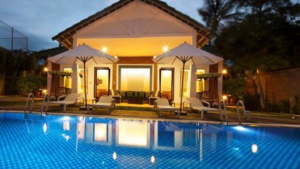 Bể bơi riêng ngay trước villa