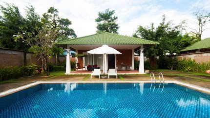 Bể bơi riêng rộng rãi, mát mẻ