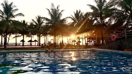 Thư giãn cùng bể bơi tại khu nghỉ dưỡng