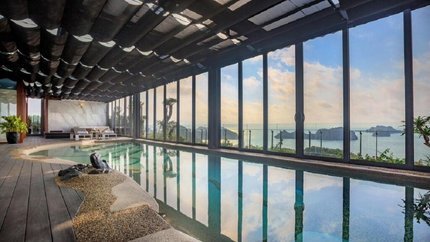 Bể bơi trong nhà hướng biển