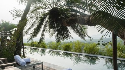 Bể bơi riêng gần gũi với thiên nhiên.