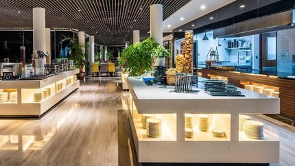 Không gian Sky Bar & Restaurant tại khu nghỉ dưỡng.