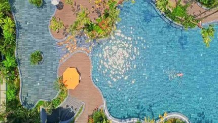 Khu vực rộng rãi của Palm Pool Bar