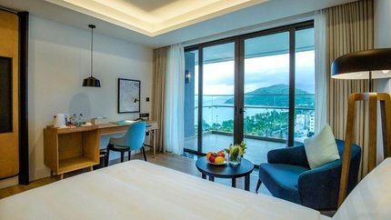 Phòng rất thoáng nhờ cửa kính lớn