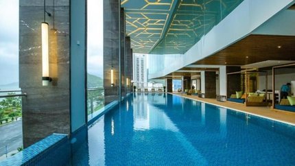 Bể Bơi Tại Tầng 4 Khách Sạn