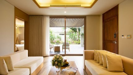 Không gian phòng khách nhìn ra vườn cực kì mát mẻ