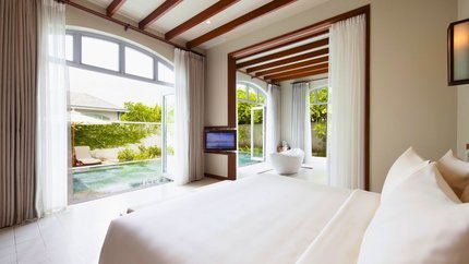 Phòng ngủ nhìn ra bể bơi