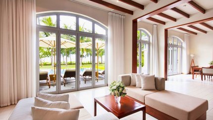 Phòng khách nhìn ra biển cực chill