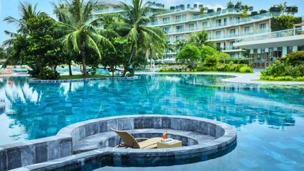 Bể bơi ngoài trời tại khu nghỉ dưỡng