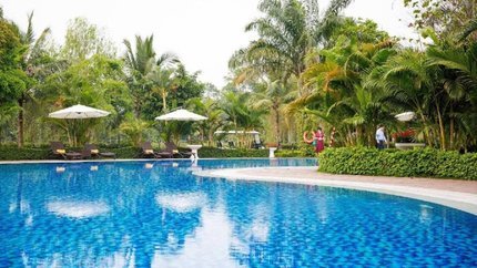 Hồ bơi ngoài trời tại resort