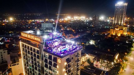 Sol Skybar & Lounge tại tầng thượng