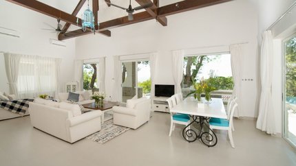 Phòng khách rộng lớn và hướng ra sân vườn