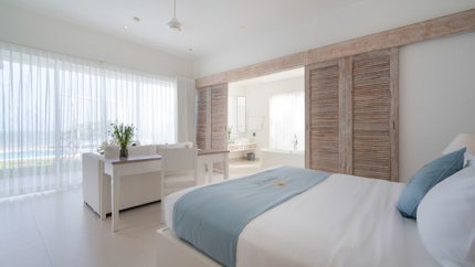 Không gian phòng tràn ngập ánh sáng