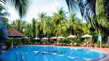 Bể bơi rộng lớn