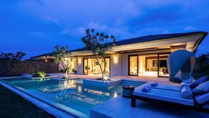 Phòng có hồ bơi riêng cùng ghế nằm tắm nắng