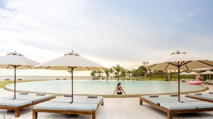 Hồ bơi vô cực ngoài trời với thiết kế hình tròn độc đáo