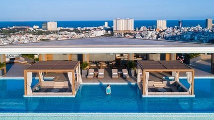 Bể bơi tại tầng thượng khách sạn