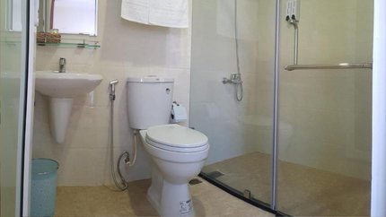 Phòng tắm đứng có vòi sen