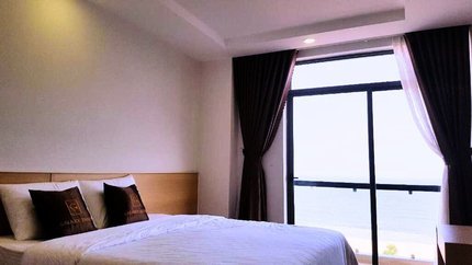 Thiết kế phòng tối giản, cửa sổ lớn